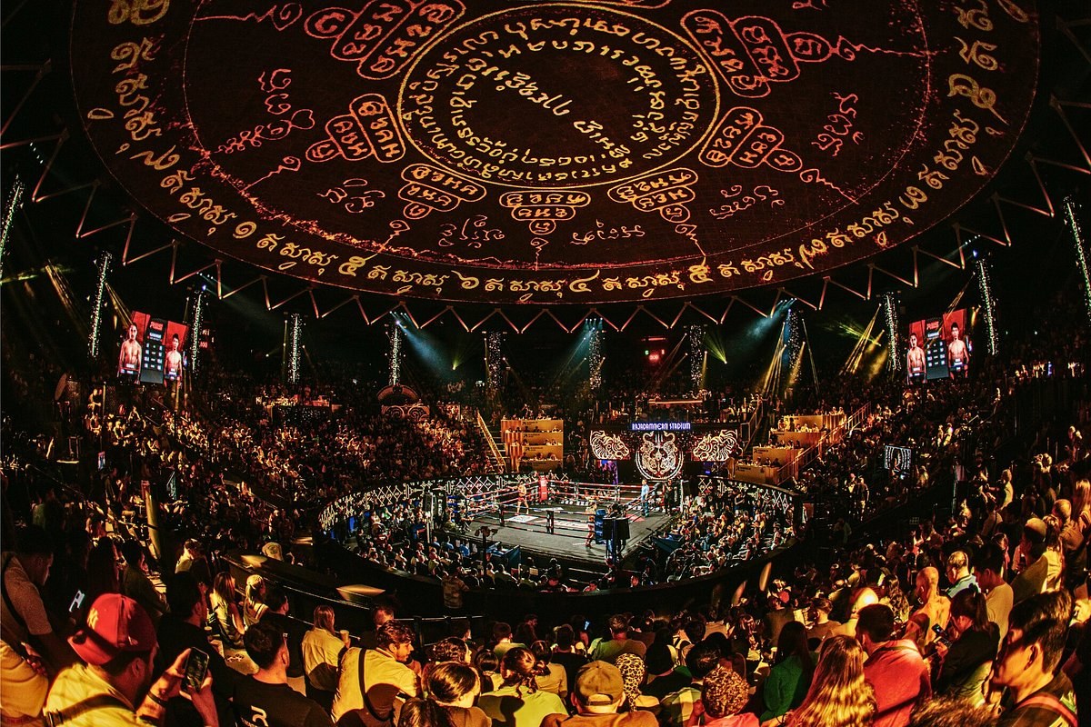 Muay Thai Boxing at Rajadamnern Stadium