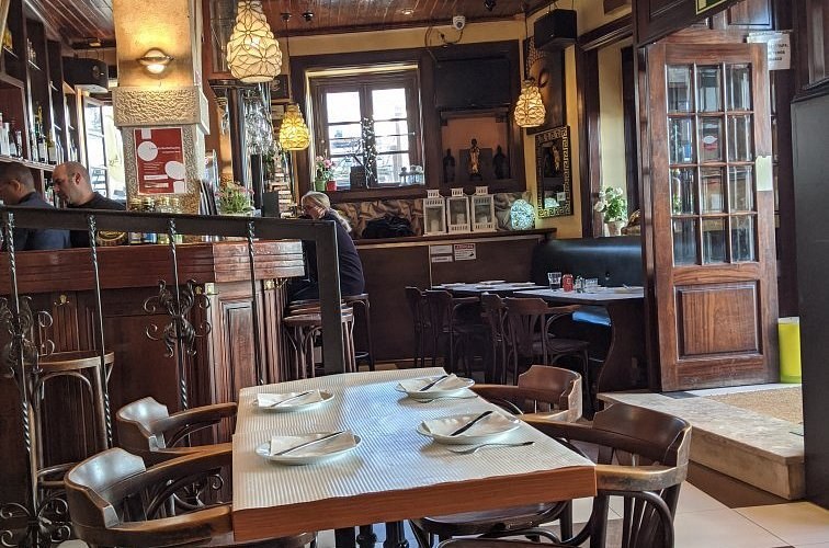 Café da Vila Tavern & Wine Bar