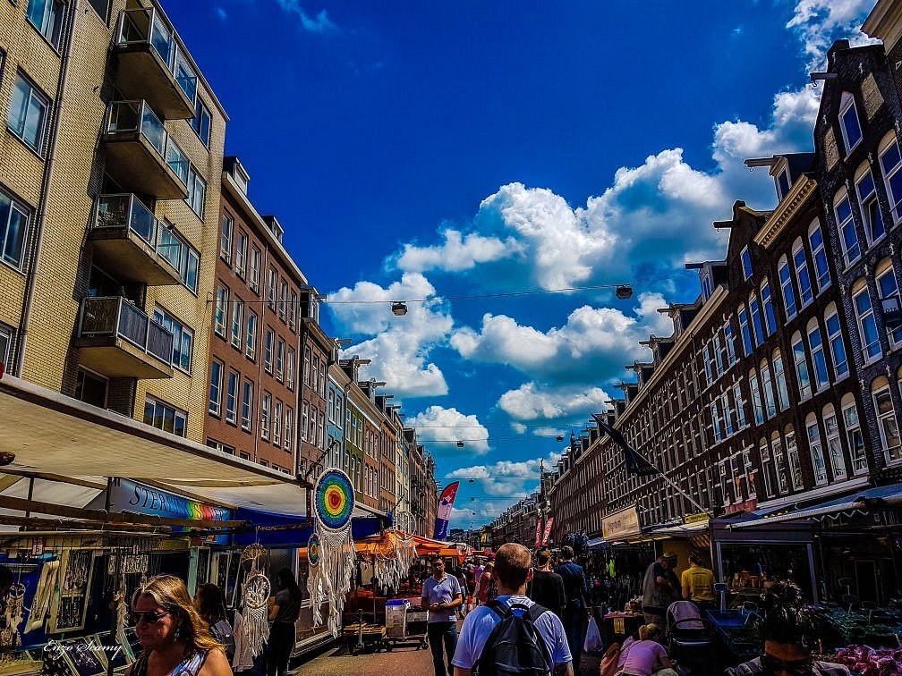 Albert Cuyp Market at Dusk: Street Food & Local Culture