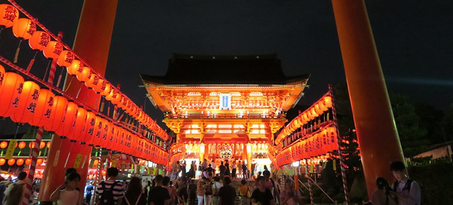 Fushimi Inari at Night: Lantern-Lit Hike