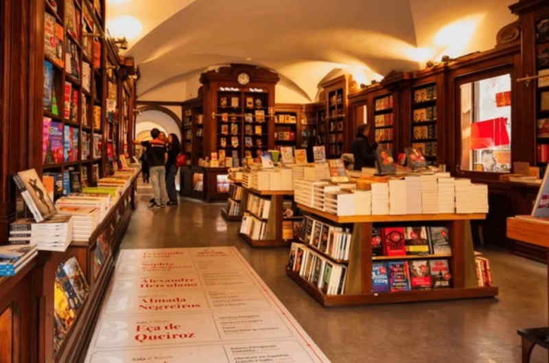 Librairie Bertrand - Reading & Wine Salon