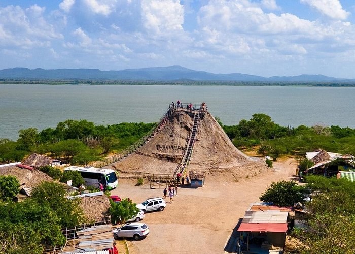 Volcán de Lodo El Totumo (Mud Volcano Soak)