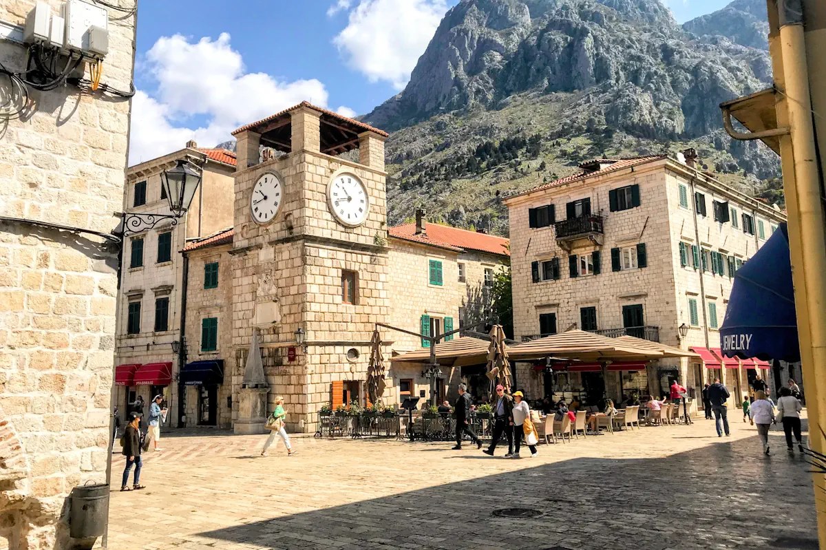 Luza (Town Square) Social Hour & Baroque Architecture Walk