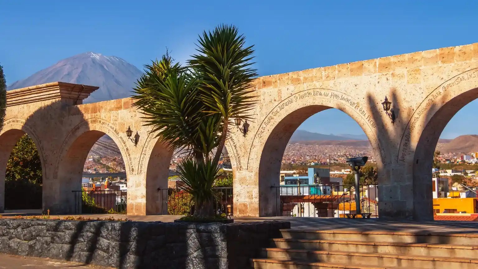 Mirador de Yanahuara - Sunset & Sillar Arcades