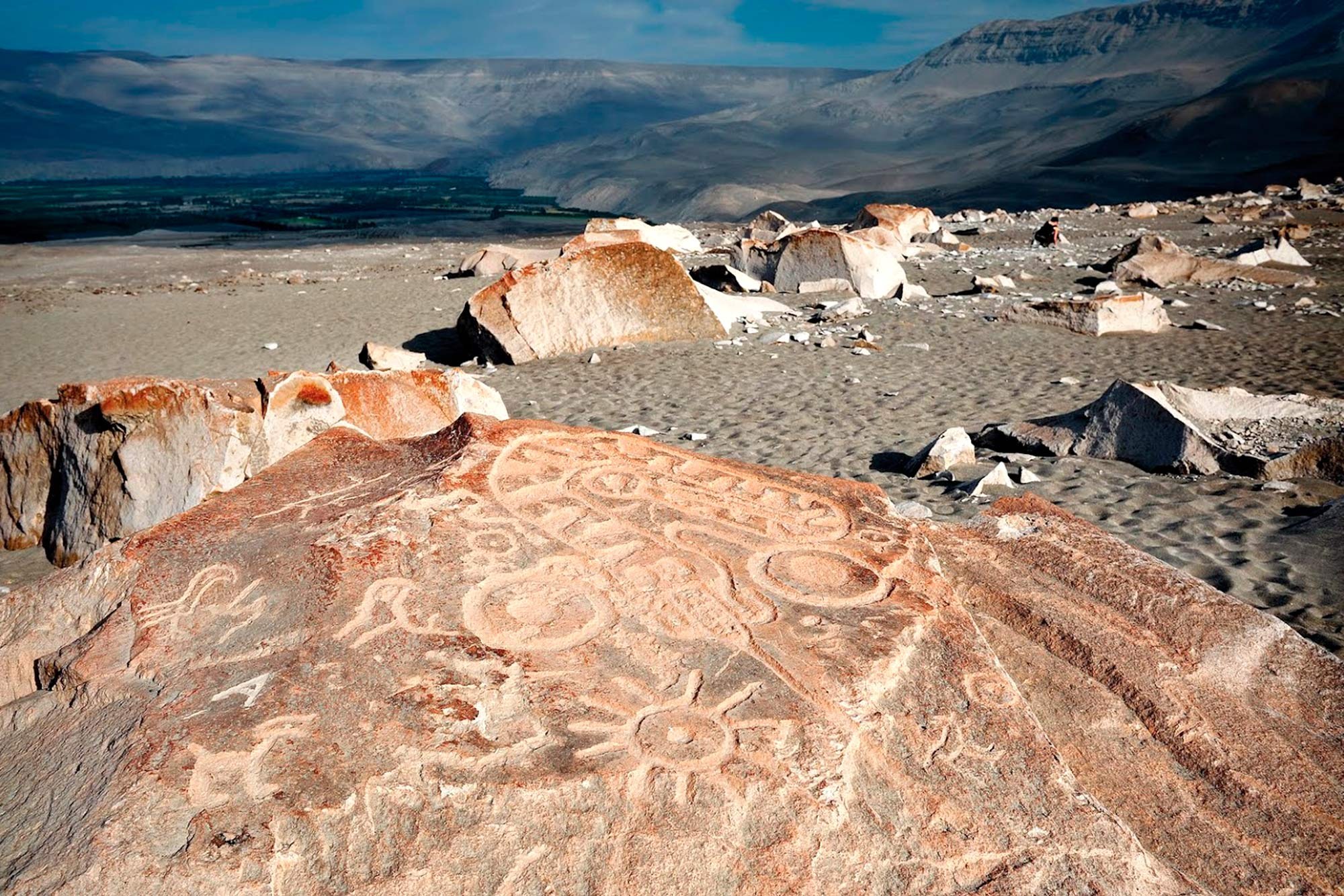 Petroglyph Site at Puno-Moquegua Region - Guided Archaeology