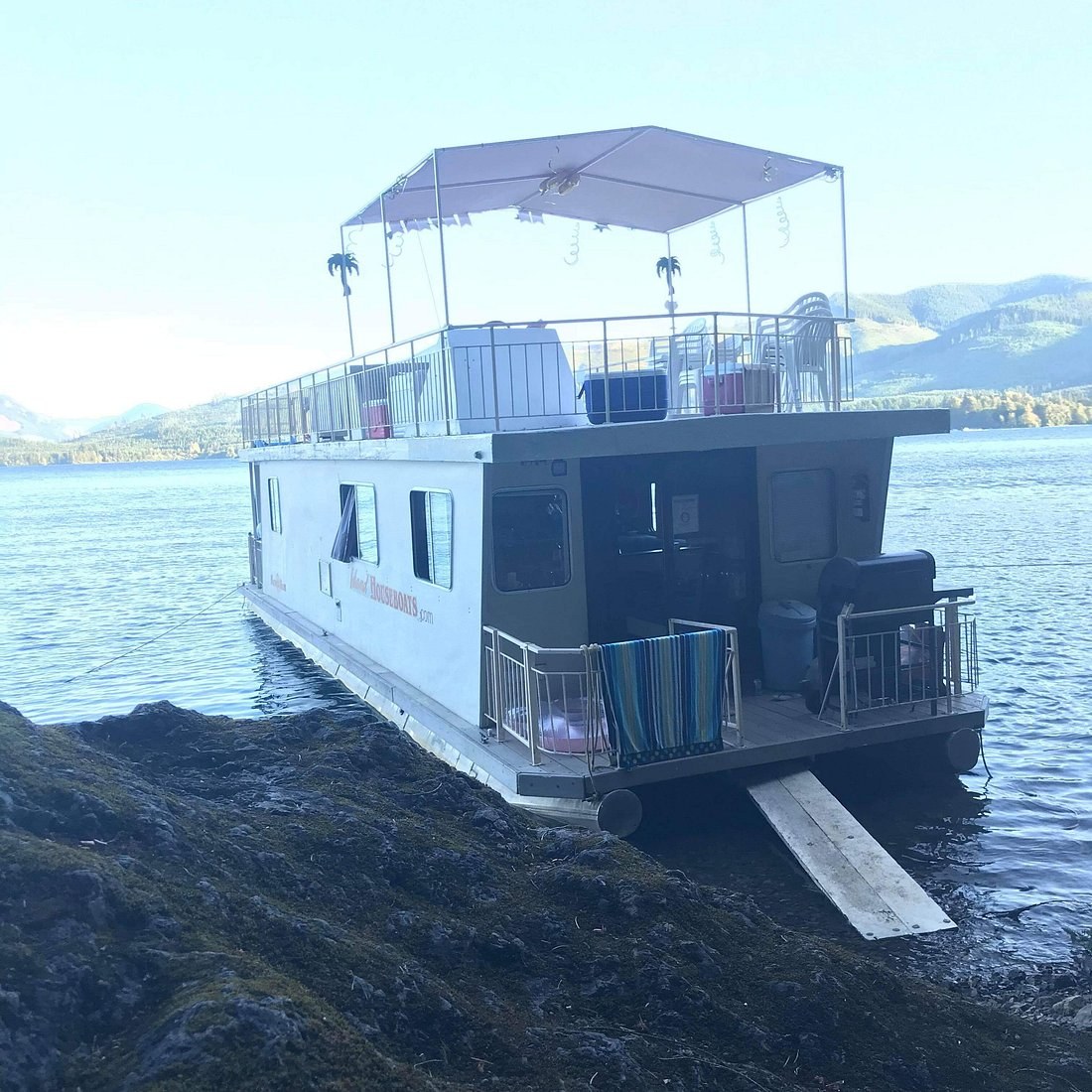 Cowichan Lake Houseboating and Wine Tasting