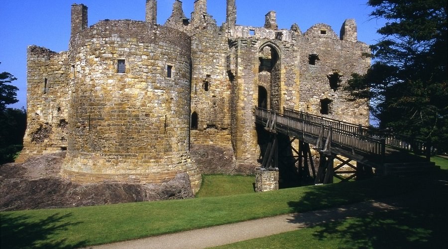 Dirleton Castle & Coastal Gardens Loop Walk