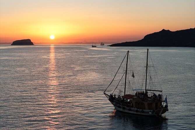Santorini: Private Sunset Sailing & Caldera Swim