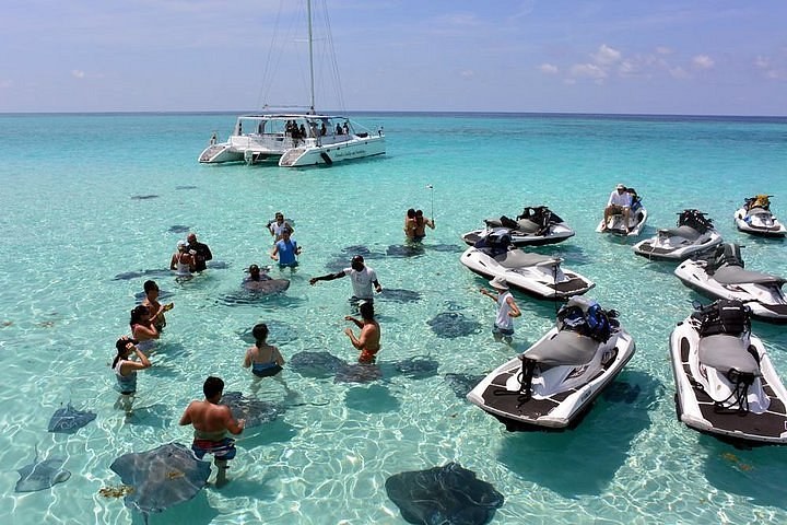 Stingray City & Barrier Reef Private Boat Encounter