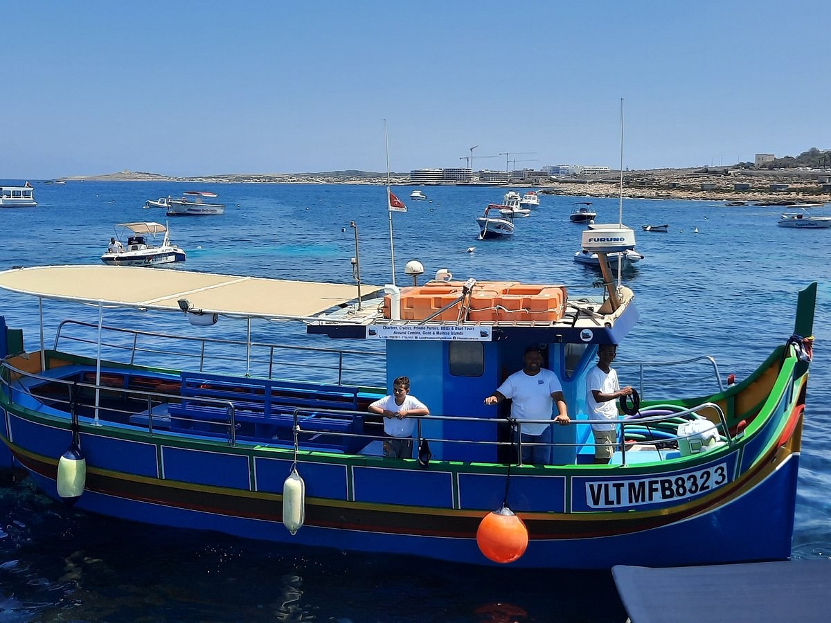 Private Traditional Luzzu Cruise with Onboard Lunch