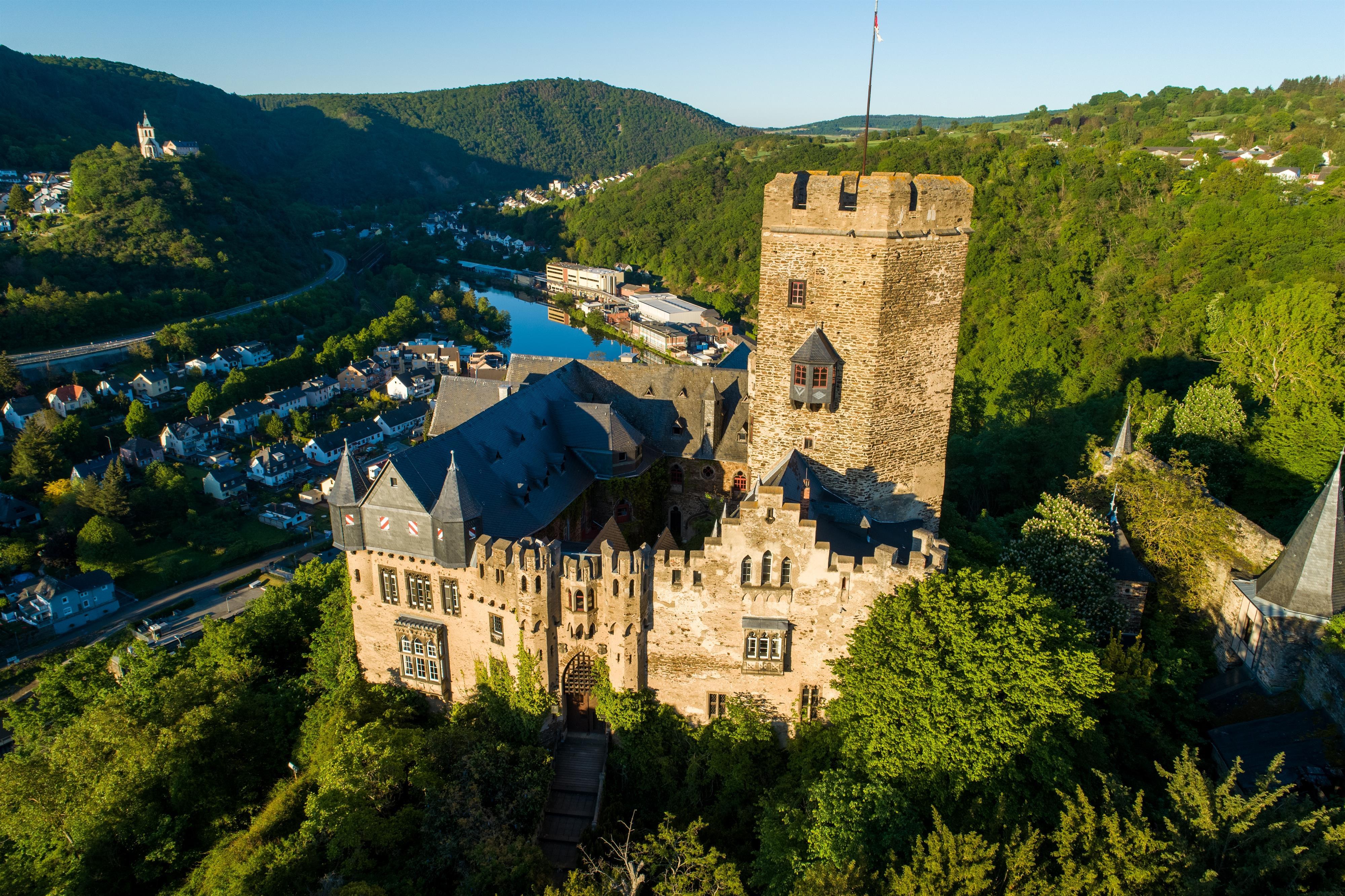 Lahneck Castle: Private Hilltop Tour at the Lahn's Mouth