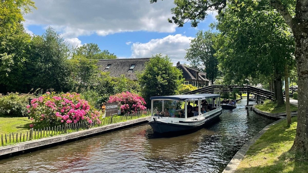 Giethoorn Village & Canals: Private Whisper-Boat Excursion