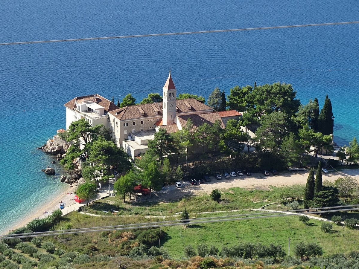 Bol Old Town & Dominican Monastery: An Early-Morning Walk With a Local Historian