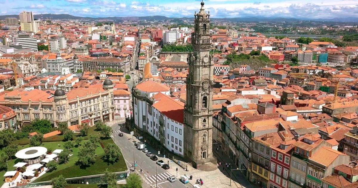 Clérigos Tower Climb & Porto Old Town: Private Walking Masterclass