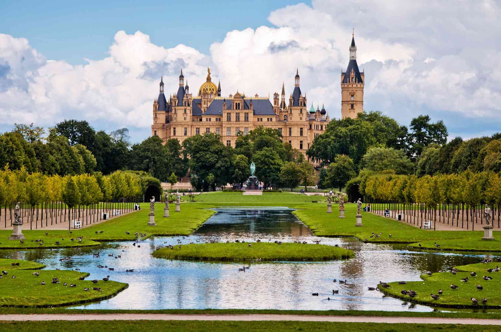 Schwerin Palace & Old Town: Private Royal Day Trip