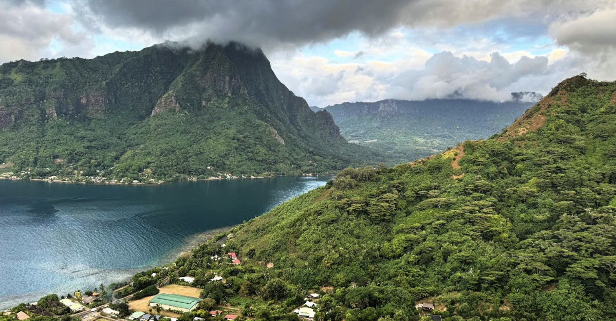 Magic Mountain Sunrise Hike: Moorea's Panoramic Crown