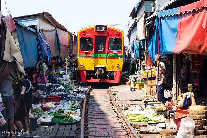 Damnoen Saduak Floating Market & Maeklong Train Market