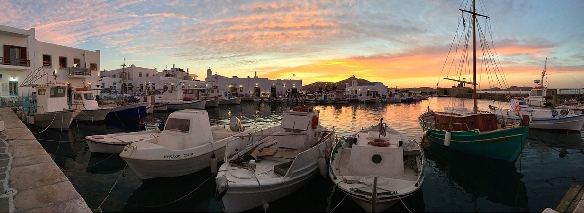 Naoussa Sunset Seafood & Wine Tasting at a Harbourside Table