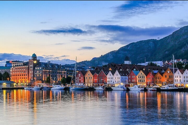 Bergen: Private Guided Bryggen & Fløyen with Local Historian
