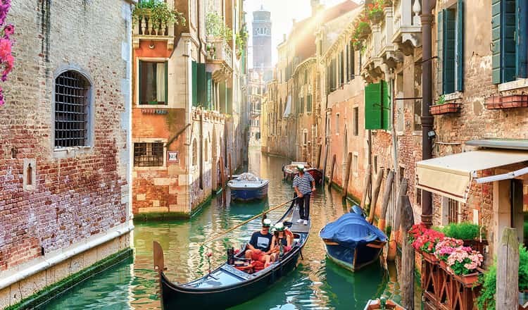 Private Gondola Serenade: Secret Canals of Venice