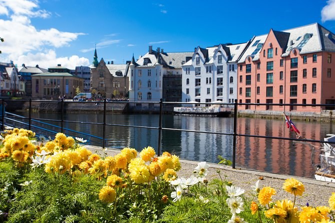 Ålesund: Private Art Nouveau Architecture Walk & Geirangerfjord Day Voyage