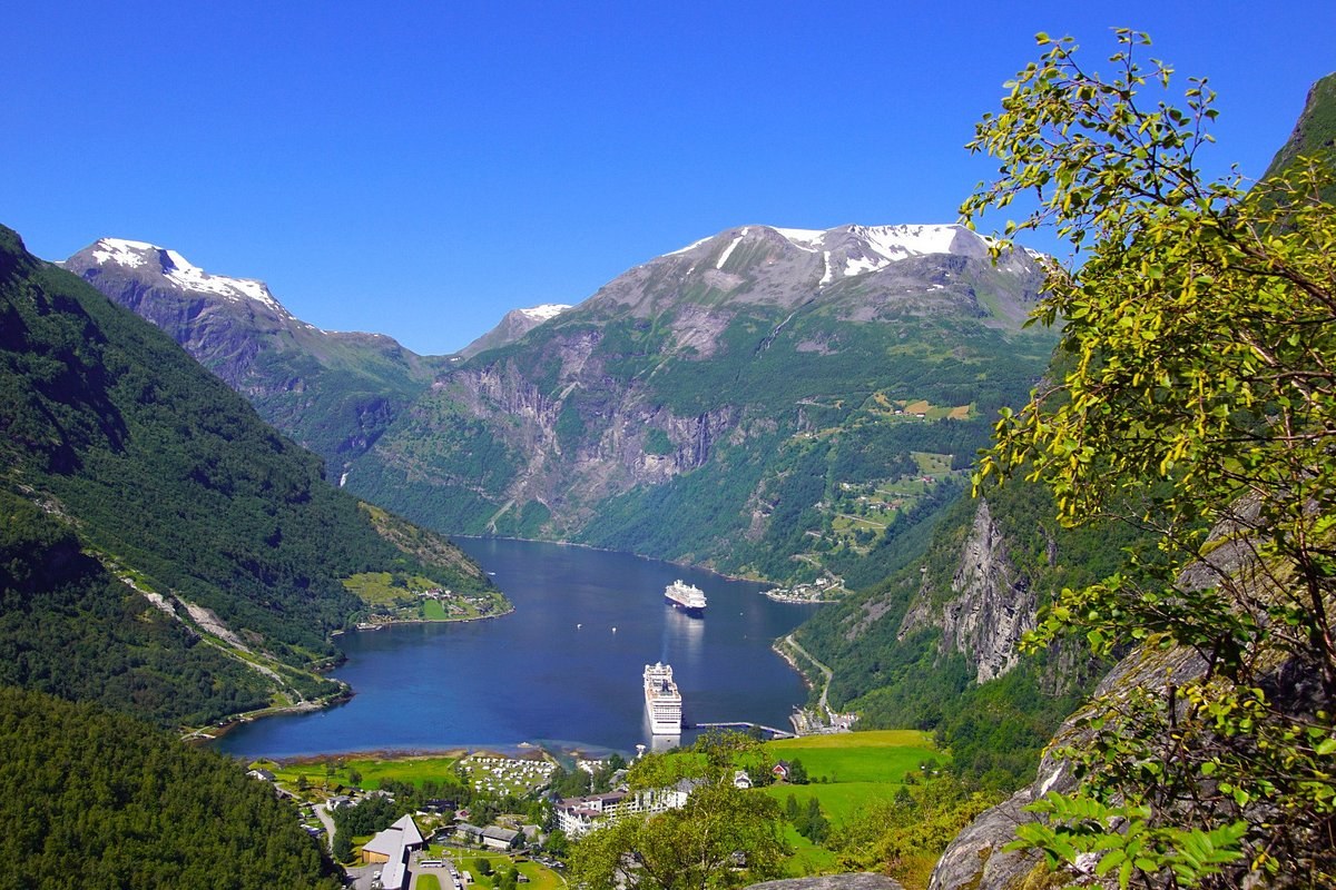 Flydalsjuvet & Eagle Bend: Classic Geiranger Viewpoints by Private Car