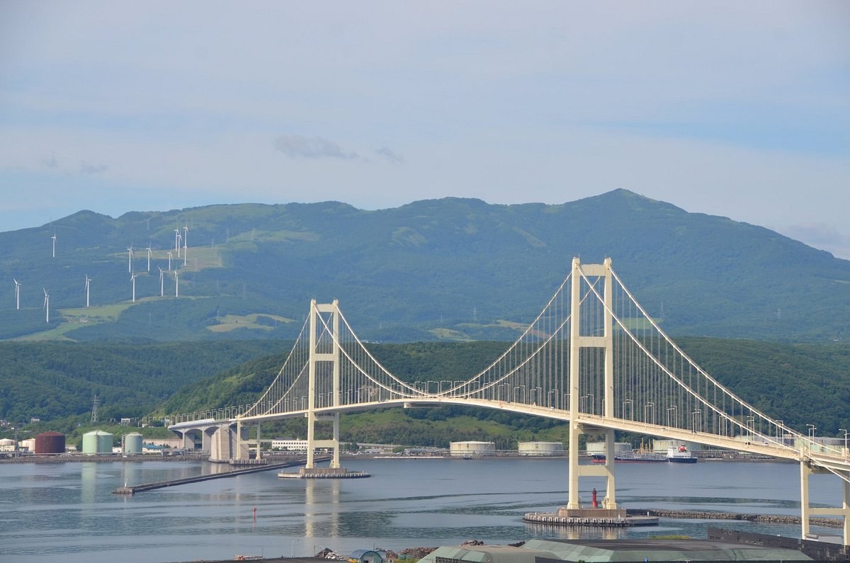 Tokkarisho Lookout & Hakucho Bridge: Muroran's Scenic Icons