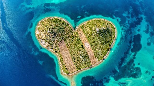 Heart-Shaped Island Day Sail & Private Snorkel Picnic