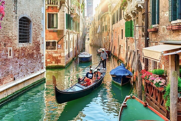 Private Gondola & Grand Canal: A Venetian Master's Waterway