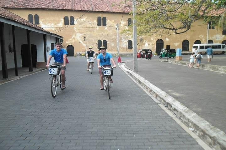 Galle Fort by Retro E-Bike: Private Guided Cycling Tour