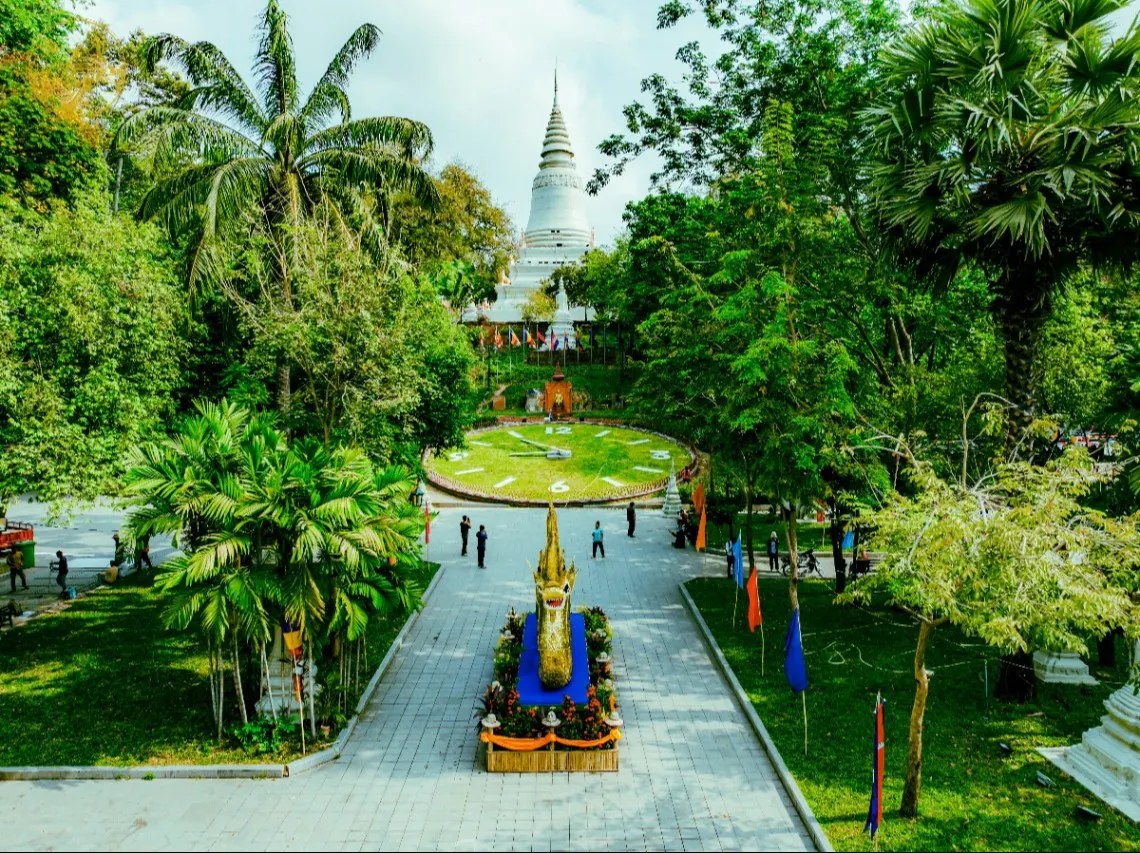 Wat Phnom Daun Penh & Riverside: Sacred Hill & Living City Walk
