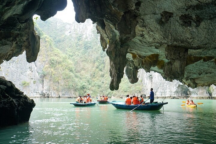 Ha Long Bay Private Junk Cruise: Kayak, Cave & Seafood Feast
