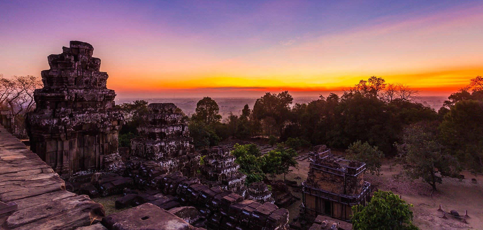 Phnom Bakheng Sunset: Sacred Hilltop Temple at Dusk