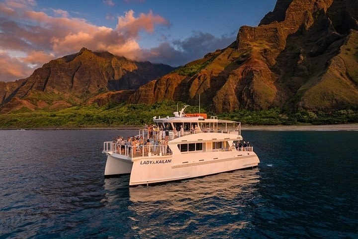 Nā Pali Coast Sunset Catamaran Snorkel Cruise