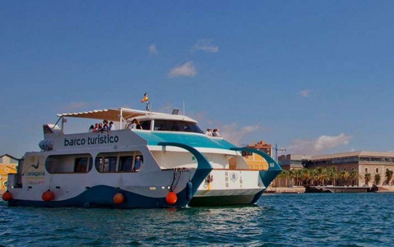 Tourist boat across the bay to the 18th-century Fuerte de Navidad