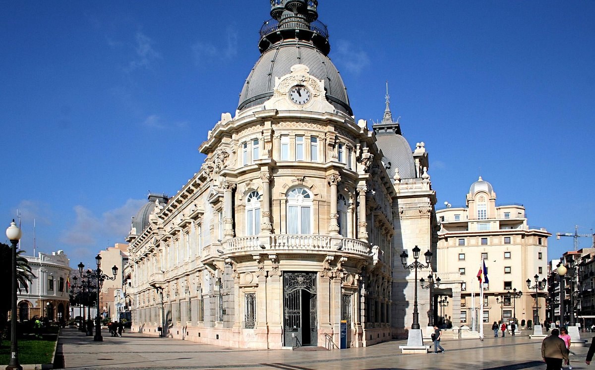 Modernista old-town walk and a luxury tapas circuit of Calle Mayor