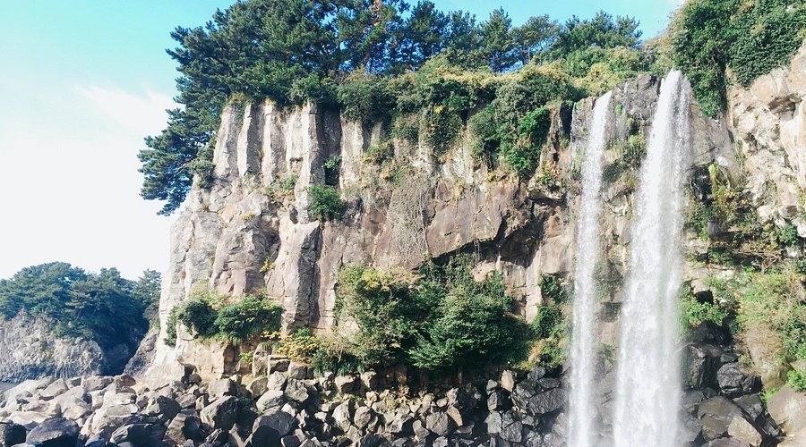 Seopjikoji Coast & Jeongbang Waterfall: Jeju's Cinematic Seascape