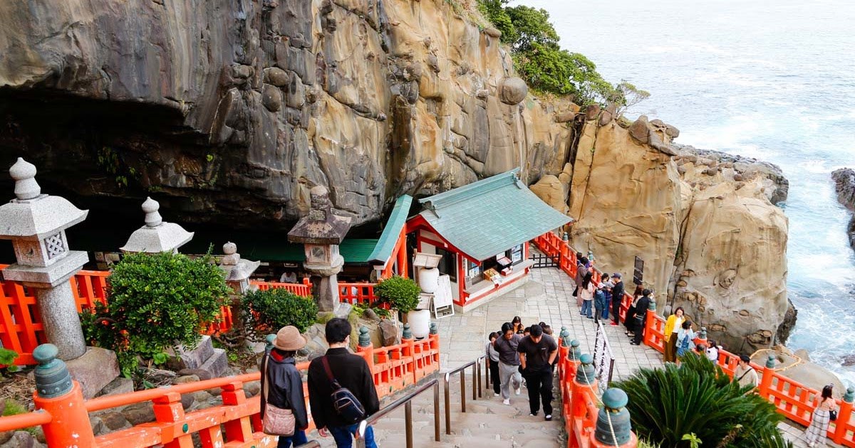 Hososhima Rock Oyster Feast: Dockside Grilling with a Local Fisher