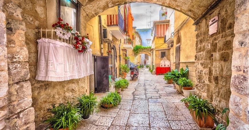 Bari Vecchia old town, San Nicola & the orecchiette street
