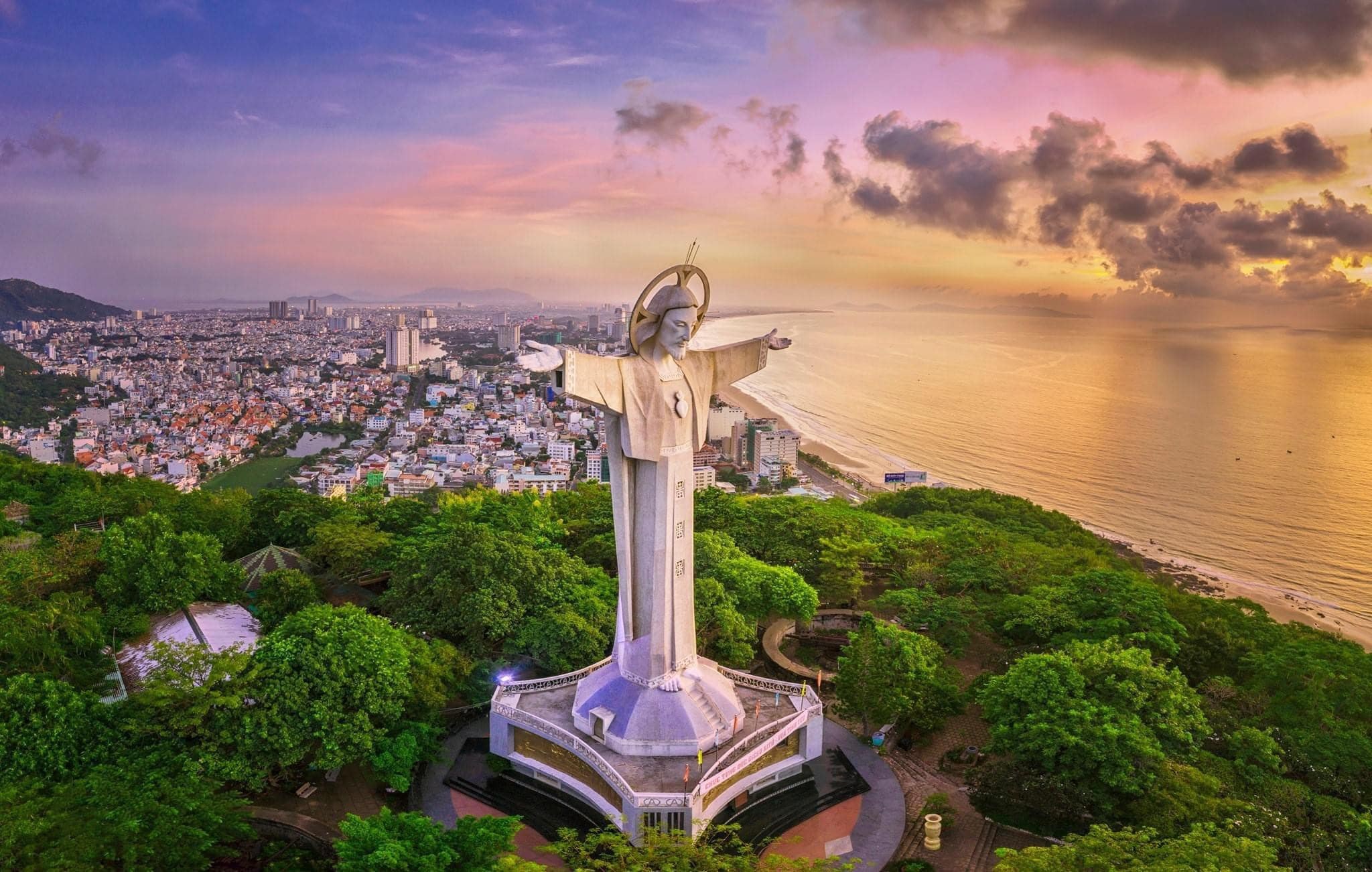 Vung Tau Coastal City: Lighthouse Summit, Christ Statue & Seafood