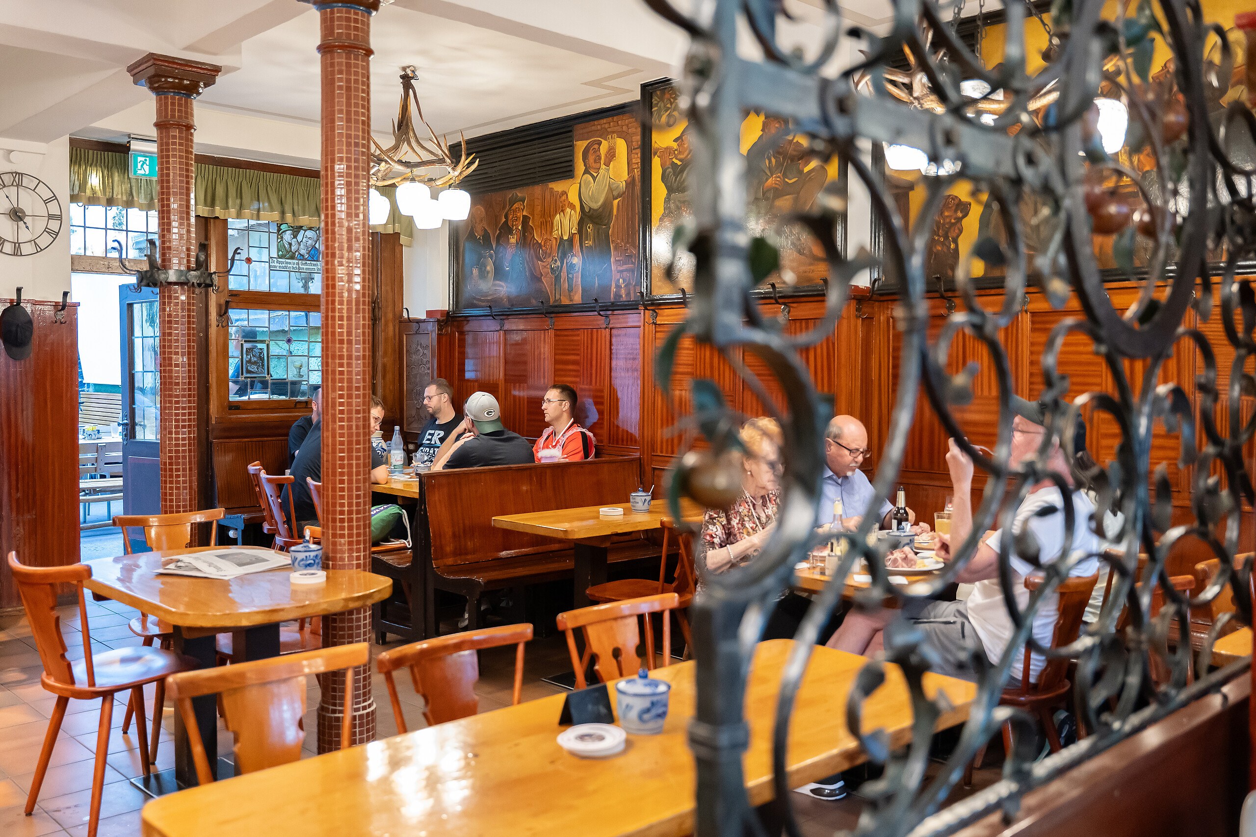 Sachsenhausen Apfelwein & Culinary Evening: Frankfurt's Soul on a Plate