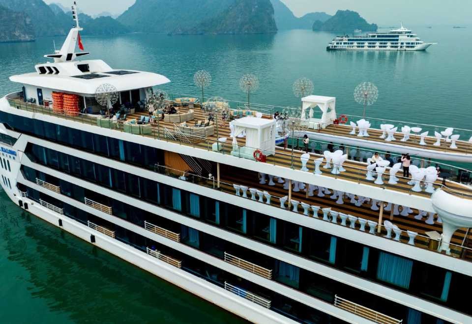 Halong Bay to Hanoi: Private Luxury Day Transfer & City Icons