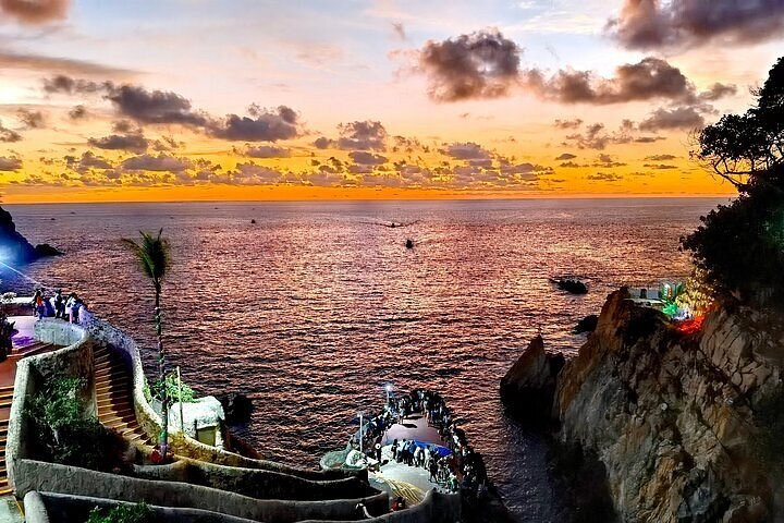 La Quebrada Cliff Divers: VIP Sunset Dinner & Show