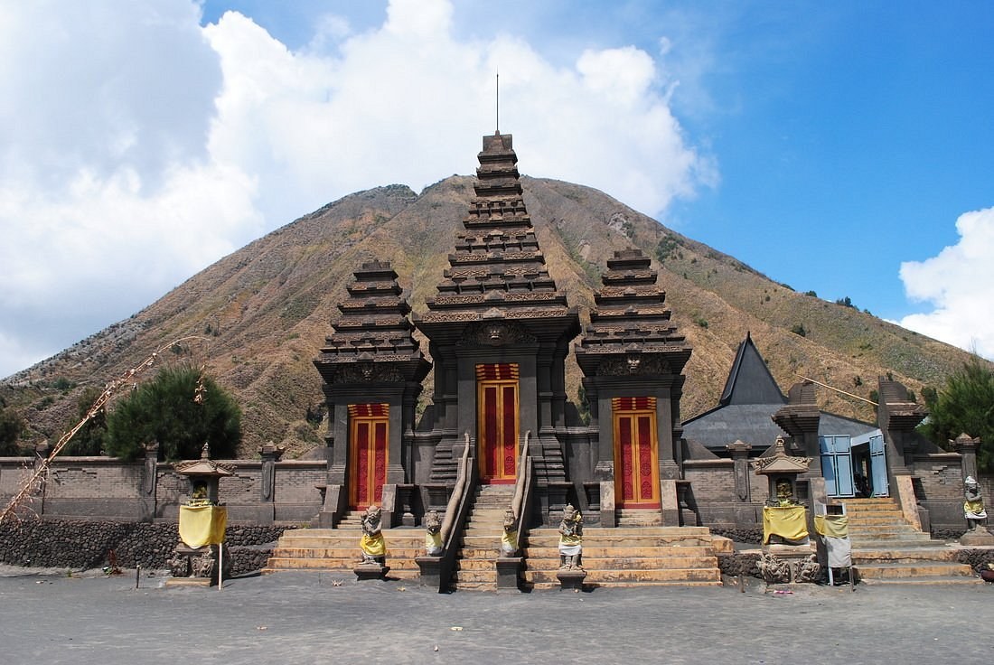 Pura Luhur Poten: Sacred Tenggerese Temple in the Caldera