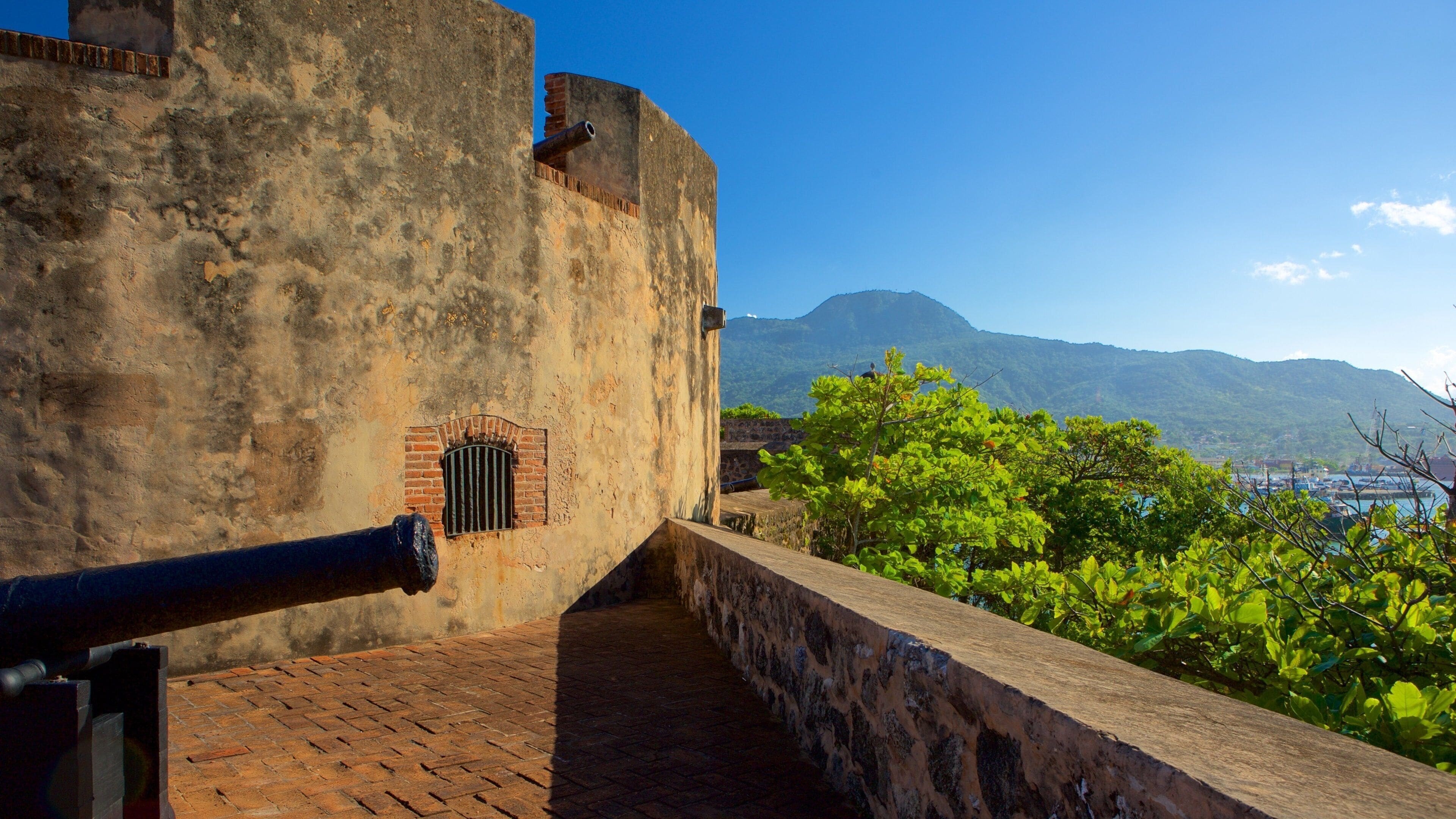 Colonial Old Town, Fort San Felipe and the Victorian Amber Museum walking tour