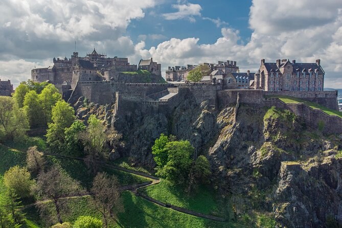 Edinburgh Castle: Expert Guided Tour with Priority Entry