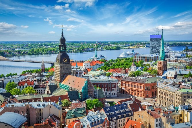 Riga Art Nouveau & Old Town: Private Expert Walking Tour