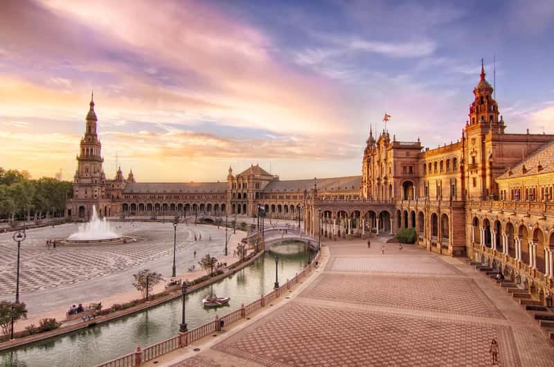 Plaza de España & Barrio Santa Cruz: Private Walking Tour