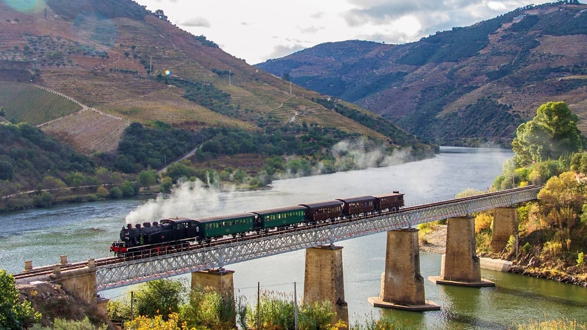 Comboio Histórico do Douro: Vintage Train Through the Wine Valley