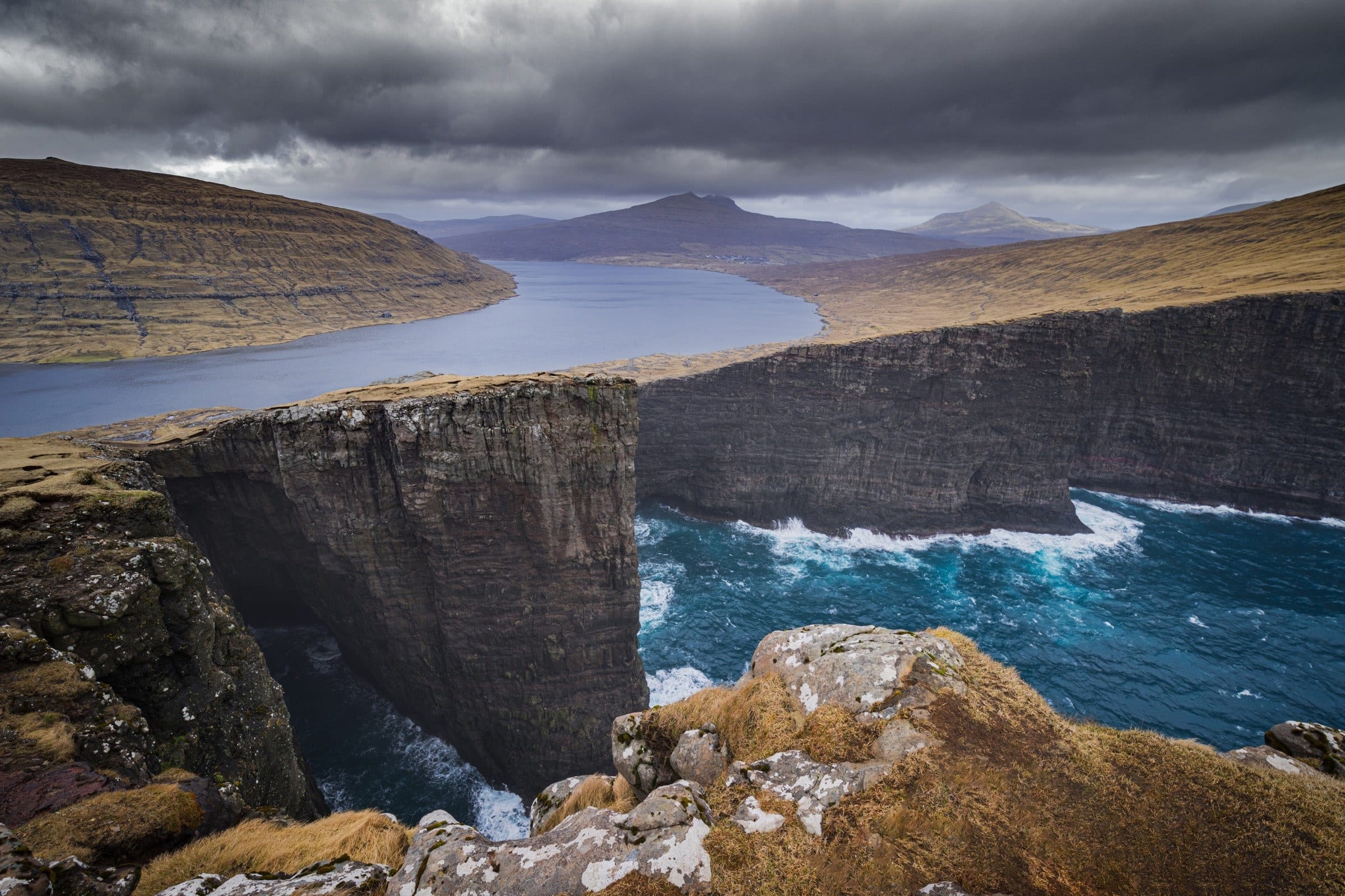 Sørvágsvatn & Trælanípa: The Floating Lake Cliff Walk